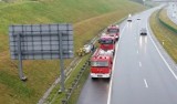 Dachowanie na autostradzie A1 w Świerklanach. Osobówka z ukraińską rejestracją wpadła w poślizg