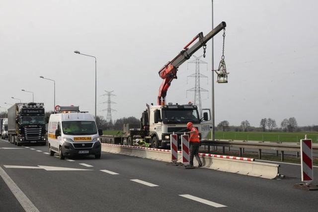 Zanim drogowcy przystąpią do frezowania nawierzchni, konieczne będzie przestawienie specjalnych barier rozdzielających ruch na jezdni w kierunku Katowic.