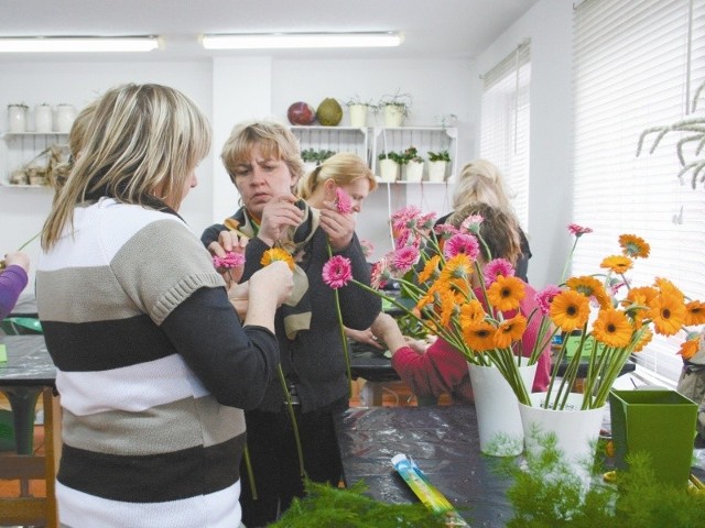 Na kurs florystyczny zdecydowało się wiele uczestniczek projektu „Centrum Aktywności 45+”. (fot. archiwum Euro Silesia)