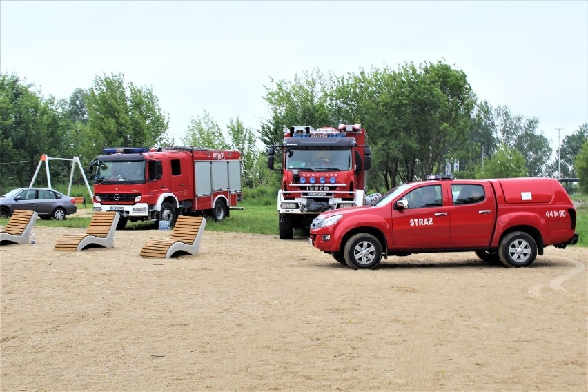 W akcji uczestniczyło sześć zastępów straży pożarnej (4...