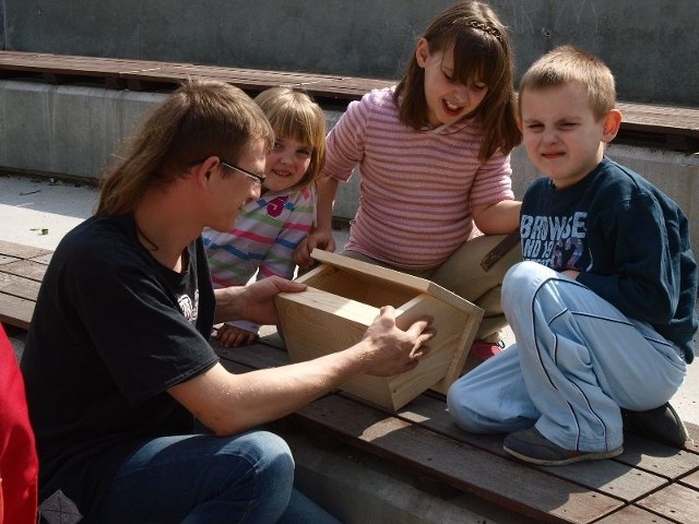 Montaż karmników z gotowych elementów nie był bardzo trudny, ale bez pomocy dorosłych byłby problem.