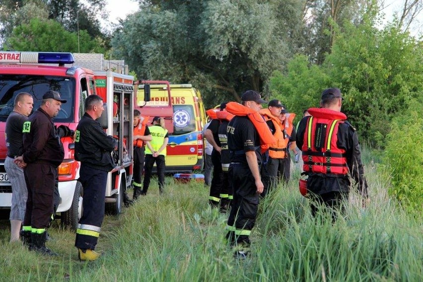 Strażacy używają do poszukiwań trzech łodzi i jednego...