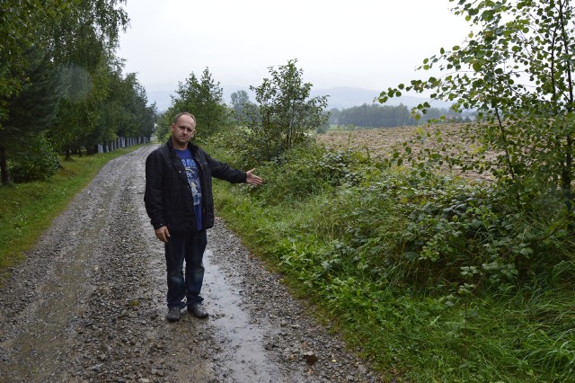 - Droga może iść po moim polu, niech gmina buduje, ja się zgadzam. Zaniosłem do urzędu pismo - mówi Hubert Stępień z Łużnej