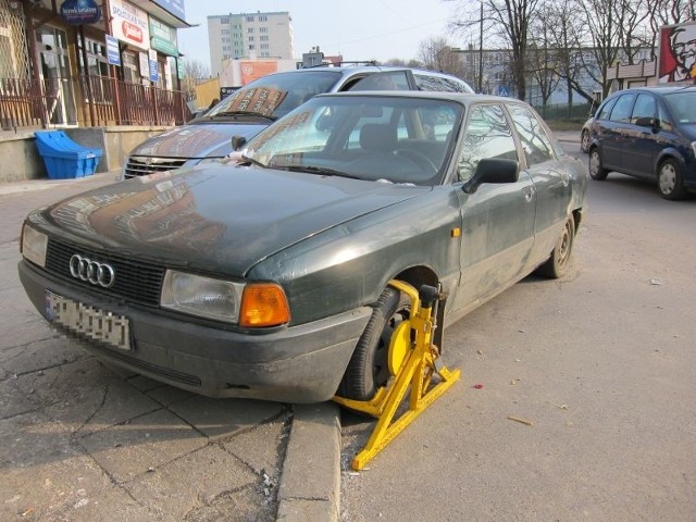 Audi stojące przy ulicy Krakowskiej od grudnia blokuje miejsce parkingowe