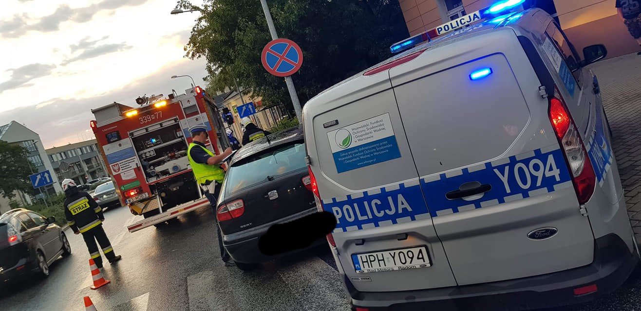 Samochód osobowy uderzył w latarnię na ulicy Malczewskiego