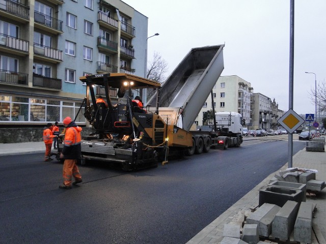 Trwa układanie ostatniej warstwy asfaltu na ulicy 25 Czerwca w Radomiu.