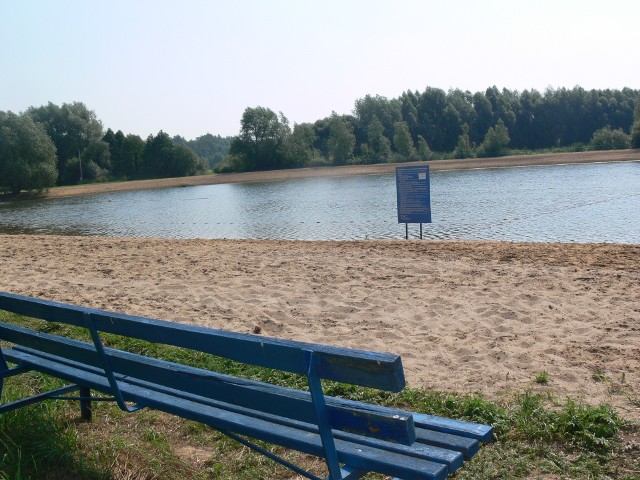 Władze Klimontowa zapraszają amatorów kąpieli nad zalew w Szymanowicach Dolnych. Zalew udostępniono jako miejsce, okazjonalnie wykorzystywane do kąpieli. Bezpieczeństwa wypoczywających będą strzegli ratownicy, którzy będą tam obecni w wybrane dni.