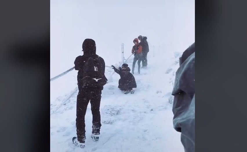 Tak się kończy wyprawa na Śnieżkę w nieodpowiednim ubraniu [FILM, ZDJĘCIA]