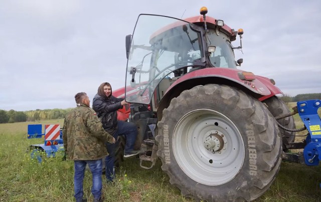 Andrzej z programu Rolnicy.Podlasie testuje nową maszynę