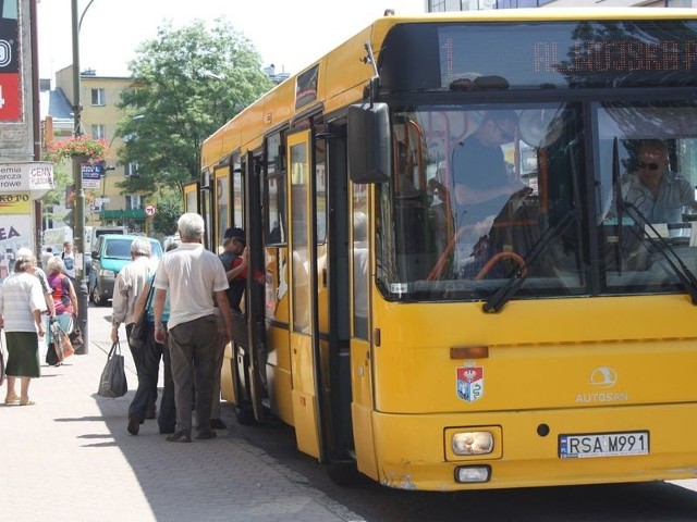 Pasażerowie korzystają już z nowego rozkładu jazdy, ale na razie, jak każda nowość, jest on przyjmowany krytycznie.