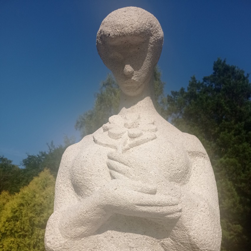 Dziewczyna z kwiatem w Parku Śląskim rzeźba Tadeusza...
