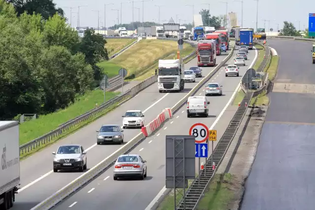 Na podwrocławskim odcinku autostrady A4 Pietrzykowice – Kostomłoty często dochodzi do wypadków. Ograniczenie prędkości do 110 km/h nie pomaga. Blisko 40 proc. kierowców i tak jeździ szybciej. Dlatego już niedługo zostaną tam zamontowane urządzenia pomiarowe, mierzące prędkość kierowcom.  Takie rozwiązanie ma sprawić, że na drodze będzie bezpieczniej. Zobacz na następnych slajdach, kiedy urządzenia pomiarowe zostaną zamontowane.