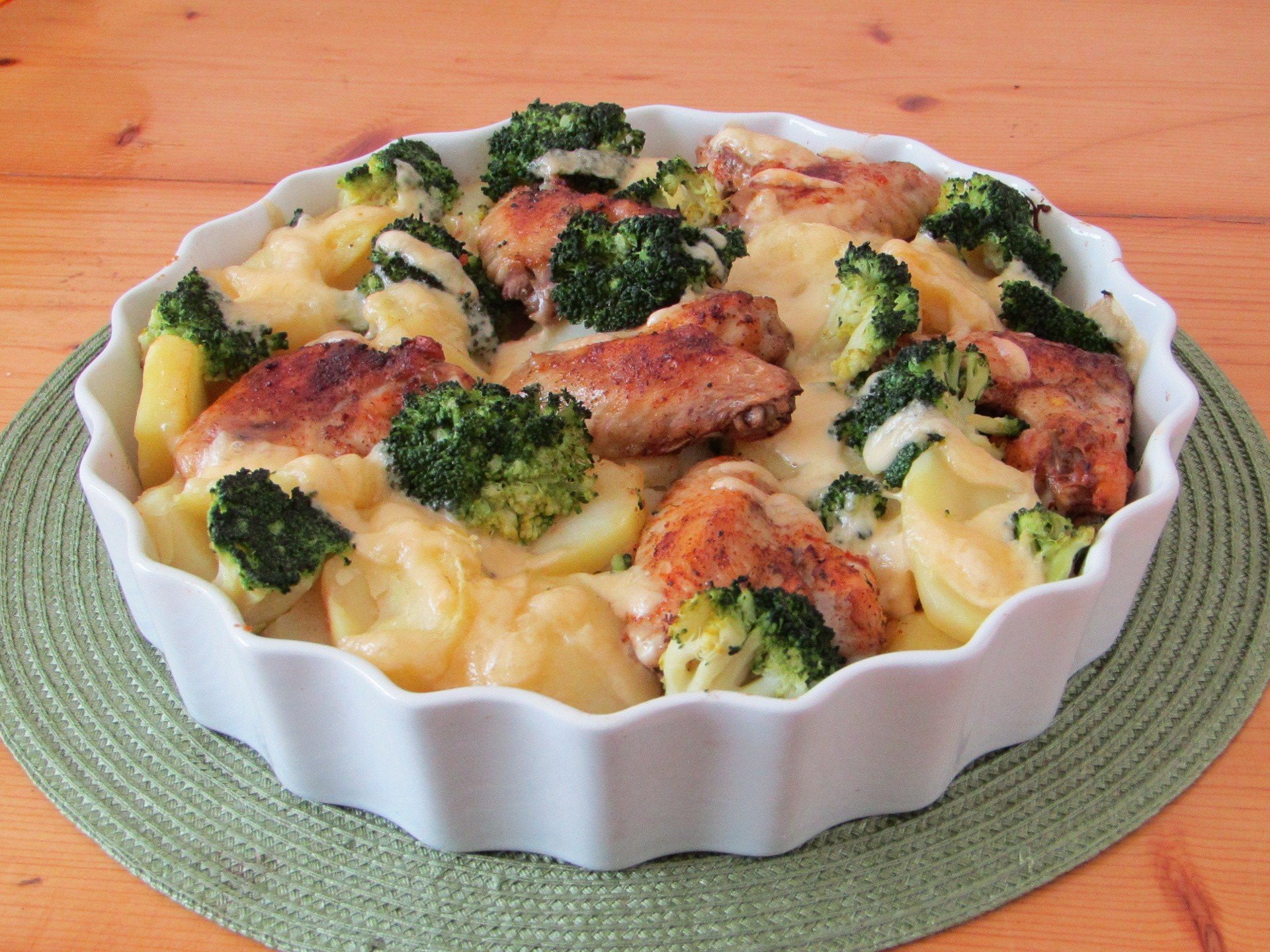 Pomysł na obiad. Zapiekanka z ziemniakami, brokułem i kurczakiem [PRZEPIS]  | Gazeta Krakowska