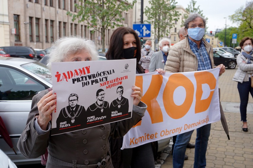 Protest lubelskiego KOD w obronie niezawisłości sędziów na Krakowskim Przedmieściu. Zobacz zdjęcia