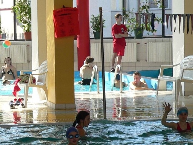 Nad bezpieczeństwem pływających czuwali ratownicy oraz trener z Uczniowskiego klubu Sportowego Delfin.