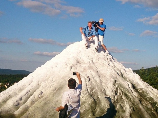 Jarosław Kret wspiął się na czynny wulkan Fudżi i zarazem najwyższy szczyt Japonii. Takie rzeczy mogą zdarzyć się tylko w Krajnie, gdzie prezenter telewizyjny nagrywał swój program w Parku Rozrywki i Miniatur. 