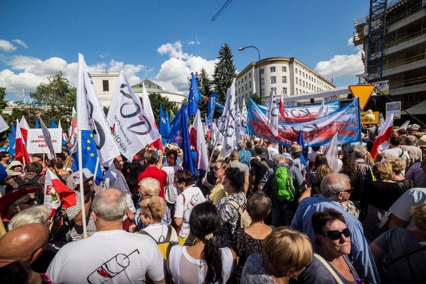 Protest przed Sejmem ws. zmian w sądownictwie [ZDJĘCIA] Demonstracja KOD i Obywateli RP w Warszawie