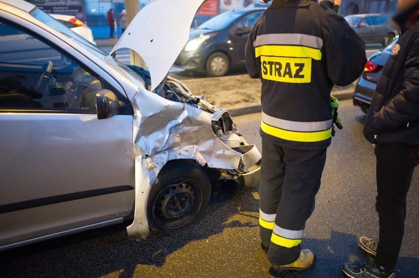 Siedem rozbitych samochodów i zablokowany wiadukt w Lesznie...