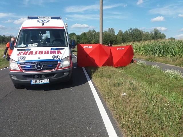 Do dramatycznego wypadku doszło w piątkowe popołudnie w miejscowości Chrośna, w gm. Solec Kujawski. W wyniku potrącenia  motocyklu przez osobowego nissana, śmierć na miejscu poniósł 25-letni kierujący jednośladem. Prowadzący samochód uciekł z miejsca. Policja prowadzi intensywne czynności, by odnaleźć kierowcę nissana.