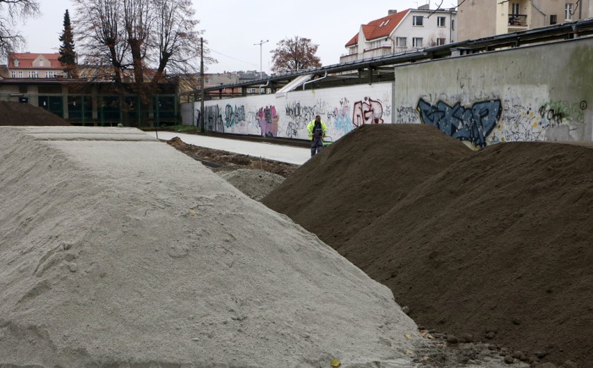 Przy Szkole Podstawowej nr 17 w Grudziądzu powstaje wielofunkcyjne boisko sportowe [zdjęcia]