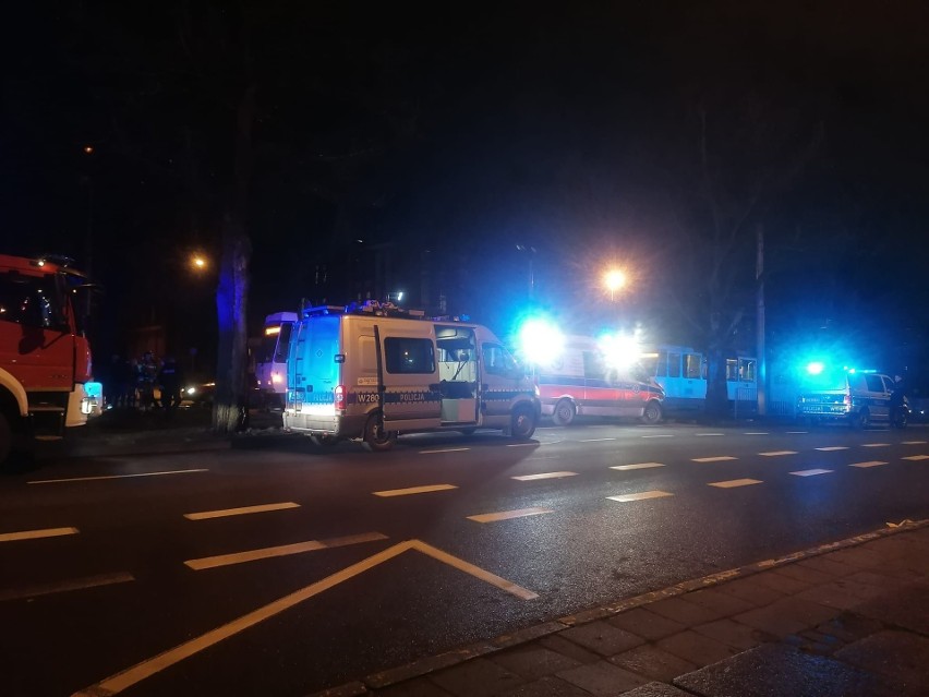 Śmiertelny wypadek na Szwoleżerów w Szczecinie. Służby pracują na miejscu. To tragiczny finał nocnego wyścigu ulicami?
