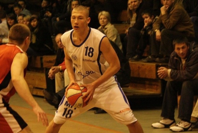 Kacper Stalicki (z piłką) jest bliski ponownej gry w barwach prudnickiej Pogoni.
