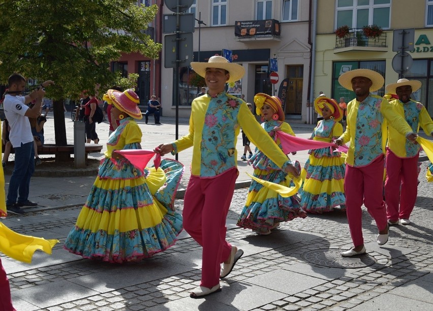 Gorlice. Festiwal Świat pod Kyczerą. Przez miejski deptak przeszedł barwny korowód artystów z różnych stron świata