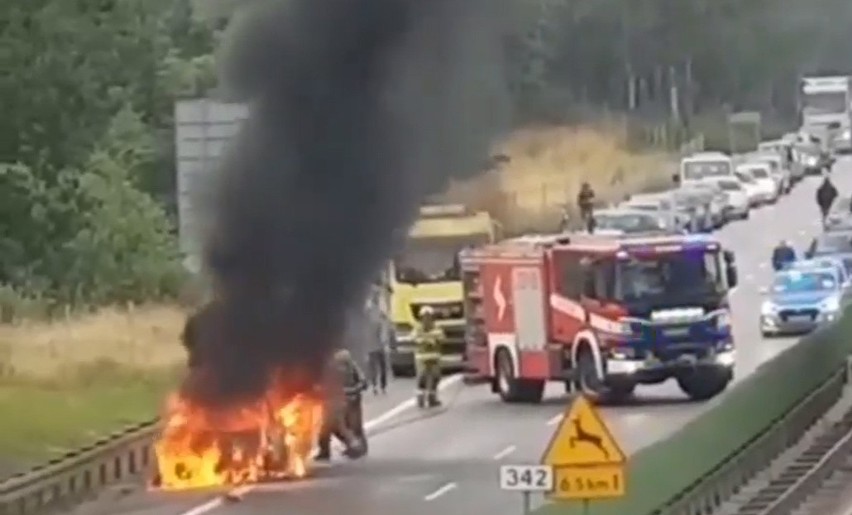 Pożar samochodu na gdańskim odcinku S6 w kierunku Łodzi. Uwaga kierowcy! Odblokowano pas ruchu. Nadal są korki. ZDJĘCIA, WIDEO 16.07.2022 r.