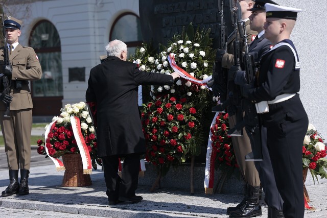Prezes Prawa i Sprawiedliwości Jarosław Kaczyński złożył wieniec przed pomnikami Ofiar Tragedii Smoleńskiej oraz prezydenta Lecha Kaczyńskiego na placu Piłsudskiego w Warszawie.