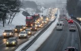 Trudne warunki na pomorskich drogach. Intensywne opady śniegu w niektórych miejscach doprowadziły do paraliżu komunikacyjnego