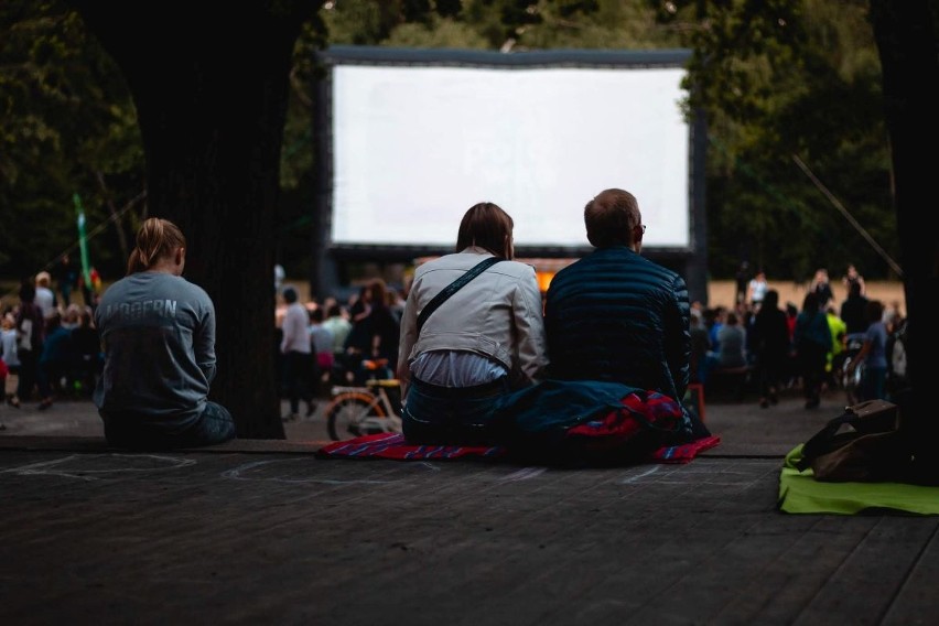 104 filmowe projekcje i 15 lokalizacji w różnych miejscach...