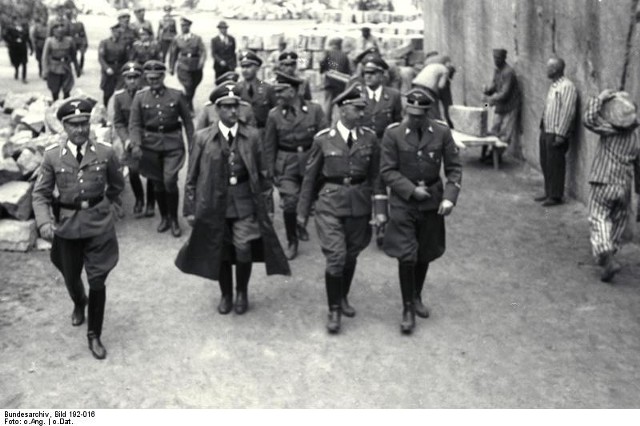 Wizyta Heinricha Himmlera w niemieckim nazistowskim obozie koncentracyjnym Mauthausen-Gusen; w długim płaszczu ówczesny gauleiter Karyntii Franz Kutschera (1941).