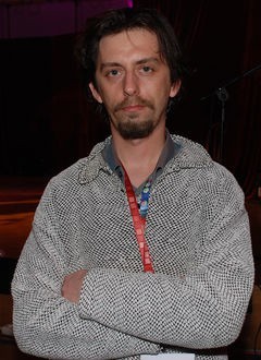 Marek Grabie znany jest ze współpracy z Grzegorzem Halamą i telenoweli na żywo "Spadkobiercy".