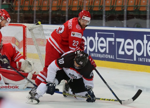 Bartłomiej Bychawski (czerwony strój) znany jest z twardej gry. 