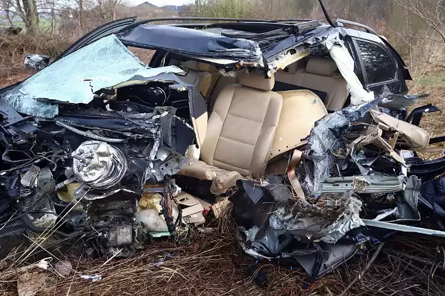 (16.03.2024) Suchy Dwór w gminie Żórawina pod Wrocławiem. Wypadek samochodu osobowego marki BMW. Dwie osoby ranne.