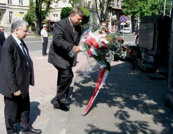 Jarosław Kaczyński (z lewej) i poseł Marek Suski złożyli kwiaty przed pomnikiem protestu radomskich robotników w 1976 roku.