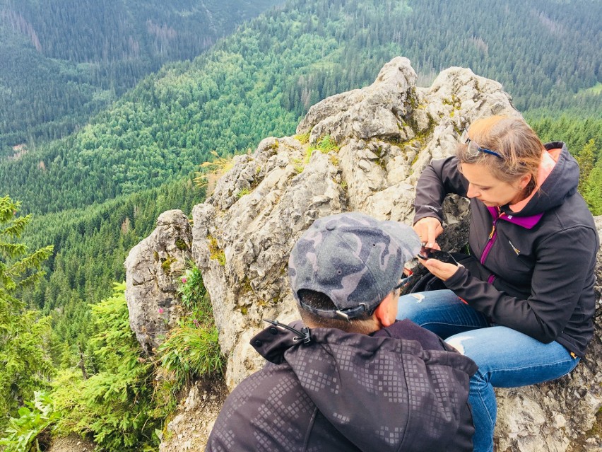 Tatry. Turystów na górskich szlakach jest sporo, ale tłumów (na szczęście) nie spotkamy