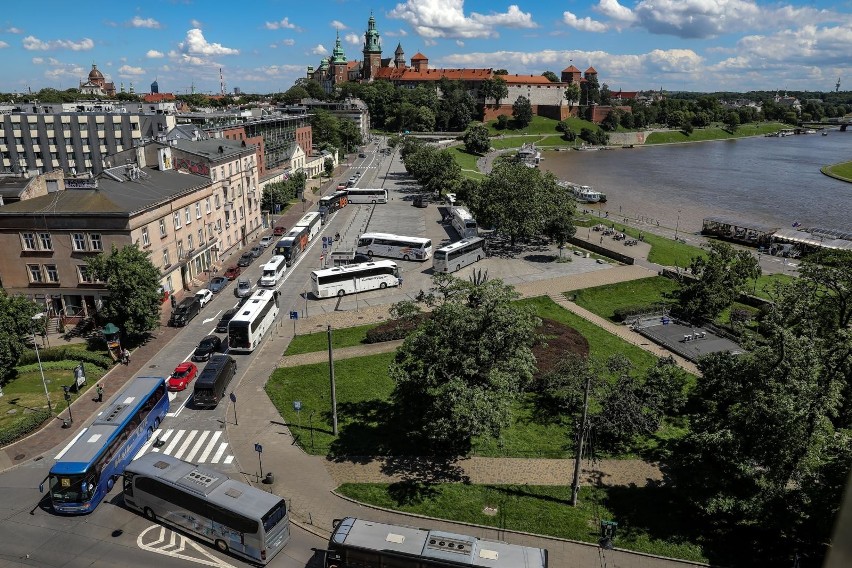 Kraków. Protest przewoźników: ulice zostały zablokowane przez autokary [ZDJĘCIA]