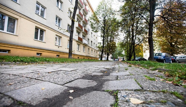 W centrum Nowej Huty chodniki są remontowane na bieżąco, ale na obrzeżach dzielnicy są potrzebne nowe