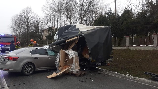 Zderzenie samochodu osobowego z dostawczakiem w Wysokiej w powiecie wadowickim. Groźnie to wyglądało, na szzęście nikt nie ucierpiał.