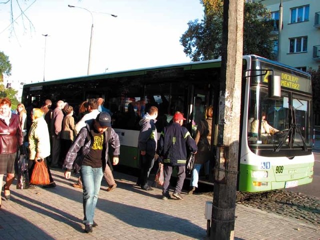 Na przystanku przy kościele św. Rocha do autobusu jadącego w kierunku Dojlid wsiada bardzo dużo osób. Już tutaj są problemy z pomieszczeniem wszystkich pasażerów. A na kolejnych przystankach czekają następni.