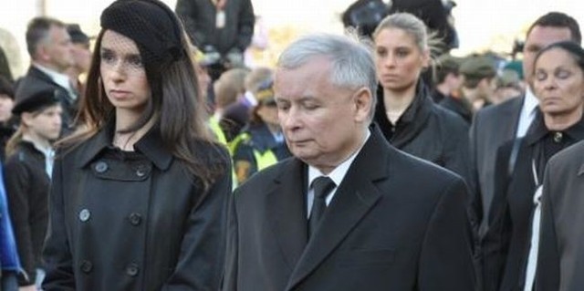 Marta Kaczyńska wraz ze stryjem na pogrzebie w Krakowie.