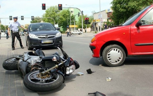 Na szczęście motocyklista nie jechał szybko, bo skutki tego wypadku mogłyby być tragiczne.