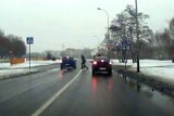 Ul. Piastowska. Peugeot jechał wprost na pieszych (wideo)