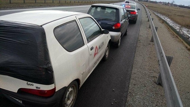 Policjanci patrolujący drogę S3 niedaleko Gorzowa nie mogli uwierzyć w to, co widzieli. Funkcjonariusze zatrzymali kierowcę matiza, który holował niesprawnego fiata seicento. Do zdarzenia doszło 13 marca. Za kierownicą matiza siedział 73-latek, a w fiacie, który przywiązany był sznurkiem do snopowiązałki, siedział wnuk mężczyzny. czytaj dalej ->zobacz także:Tak karmią pacjentów zagraniczne szpitale [ZDJĘCIA]Tak karmią pacjentów polskie szpitale [ZDJĘCIA]Ile zarabiają Polacy (źródło TVN/X-News):