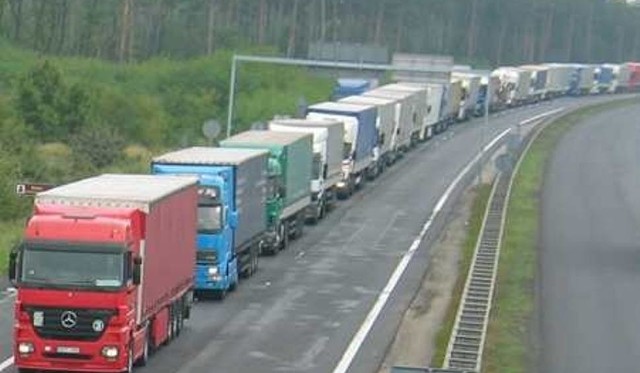 Na autostradzie A2 w kierunku przejścia granicznego w Świecku tworzy się gigantyczny korek.