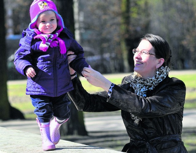 Elastyczne godziny pracy pozwalają Patrycji Głowickiej spędzać dużo czasu z córką. Codzienna poranna zabawa to ich rytuał. Czasami udaje się też wyjść do parku i nakarmić kaczki. Kiedy obowiązki wzywają, a nikt nie może zająć się Tosią, mama zabiera ją ze sobą do biura