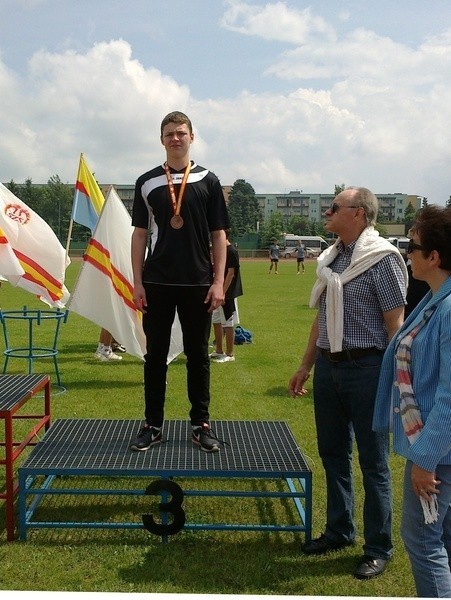 Eryk Kołodziejski, gimnazjalista z Szydłowca zdobył brązowy medal w pchnięciu kulą z młodzieżowych igrzysk w Płocku.