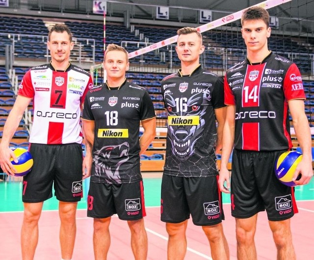 Nowe stroje na sezon ligowy prezentują (od lewej): Olieg Achrem, Damian Wojtaszek, Krzysztof Ignaczak i Aleksander Śliwka