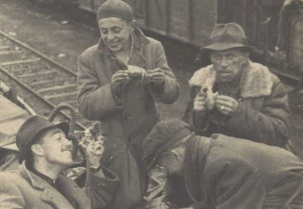 Kwiecień lub maj 1945 roku gdzieś w drodze do Opola. W sumie od kwietnia do maja przyjechało do miasta ponad 4 tysiące osób. Pierwszy od lewej: Adam Śmietański, autor unikalnych zdjęć z początków polskiego Opola.
